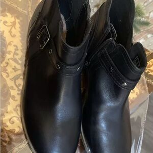 Clarks womens Fashion black  ComfortAnkle Bootie shoes Size 6.5